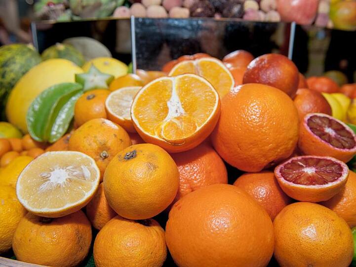Orangen liegen mit anderen Zitrusfrüchten auf der Messe "Grüne Woche" in Berlin. Südafrika gilt weltweit als einer der größten Orangen-Exporteure.