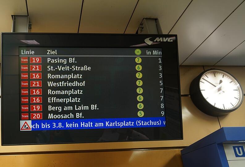 "Bis 3.8. kein Halt am Karlsplatz", zeigt der Bildschirm an, aber...