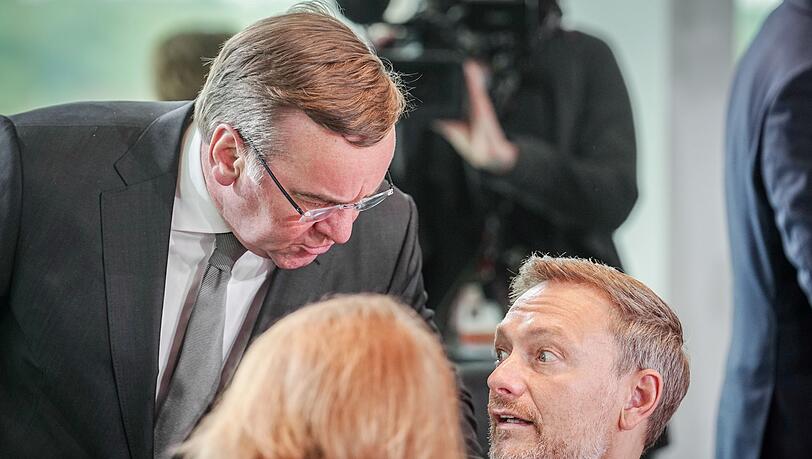 Verteidigungsminister Boris Pistorius und Finanzminister Christian Lindner (r) während einer Sitzung des Bundeskabinetts im Kanzleramt (Archivbild).