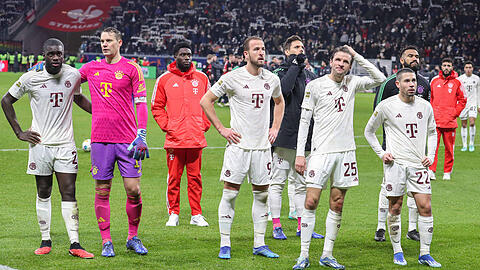 Enttäuschte FC-Bayern-Spieler nach dem Spiel in Frankfurt.