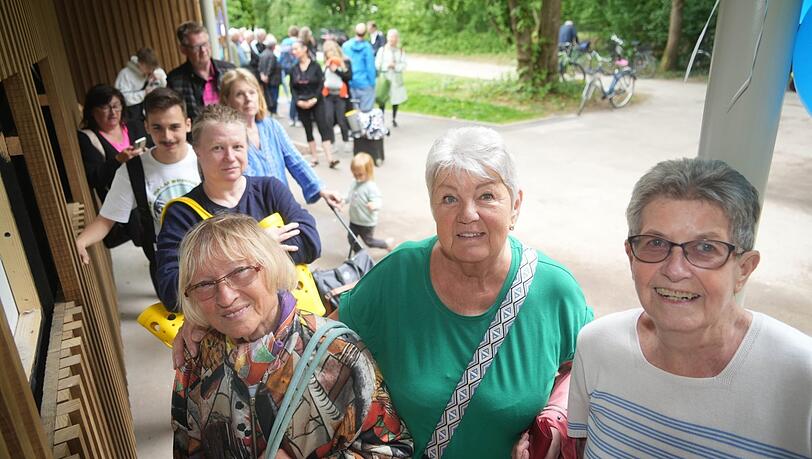 Vor der Eröffnung warten Freibadfans am Eingang. Vorne links: Dolores Riley (82), die zwei Mal die Woche schwimmen will. Vor der Eröffnung warten Freibadfans am Eingang. Vorne links: Dolores Riley (82), die zwei Mal die Woche schwimmen will.