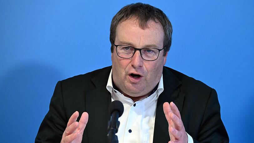 NRW-Verkehrsminister Krischer hat eine Warnung an seinen Amtskollegen im Bund. (Archivbild) NRW-Verkehrsminister Krischer hat eine Warnung an seinen Amtskollegen im Bund. (Archivbild)