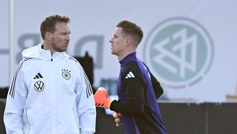 Bundestrainer Nagelsmann (l.) hat klare Forderungen an ter Stegen (r.). (Archivbild)