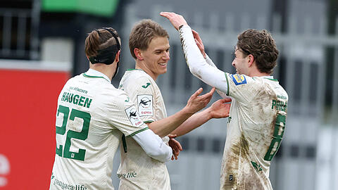 Sigurd Haugen (l.) und David Phillip (r.) feiern mit Clemens Lippmann dessen Tor.