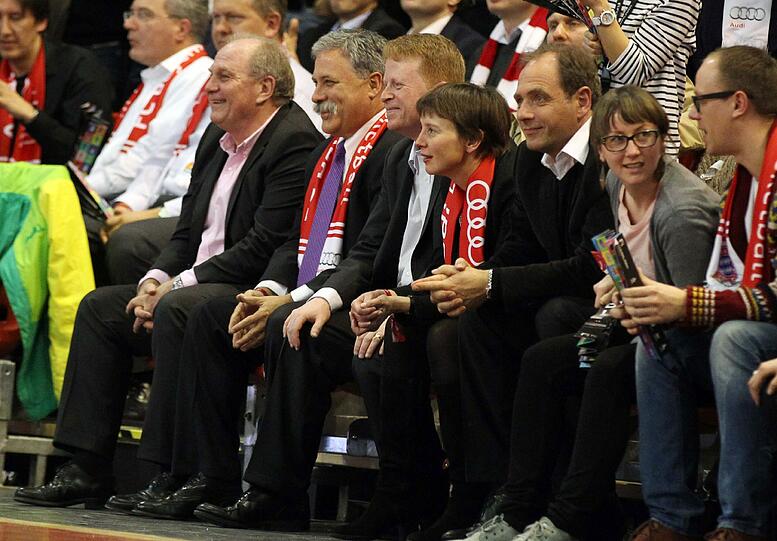 Spannung bei Uli Hoeness und den Sky News Chefs Brian Sullivan und Carsten Schmidt.