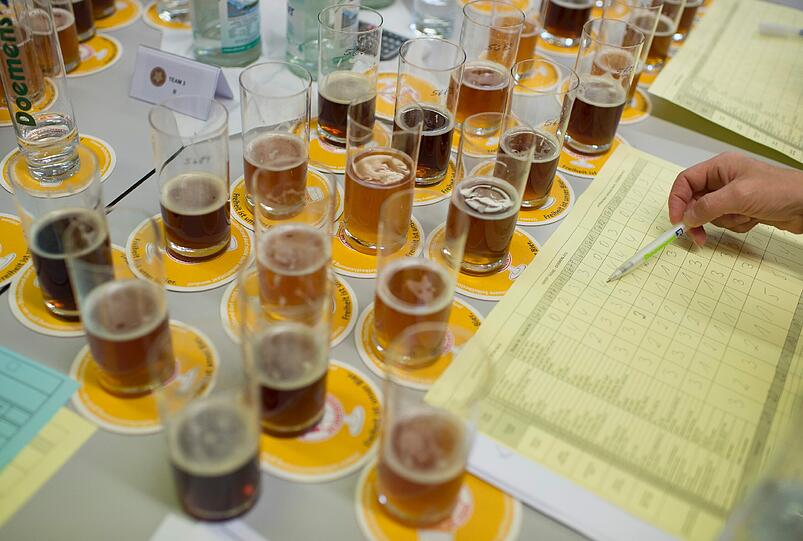 Insgesamt 102 Bier-Experten verkosten in Gräfelfing 1366 Biere aus 45 Laendern in 50 verschiedenen Kategorien. Am European Beer Star duerfen Braueren aus der ganzen Welt teilnehmen die nach der traditionellen, europaeischen Brauart Bier herstellen. Der Gewinner wird am 14.11.12 auf der Brau Beviale in Nuernberg bekannt gegeben.
