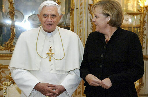 Bundeskanzlerin Angela Merkel (CDU) hat Papst Benedikt XVI. ihren &bdquo;allerhöchsten Respekt&ldquo; für seine
Rücktrittsentscheidung gezollt. Unvergessen sei sein Auftritt im Bundestag im September 2011 gewesen. Er habe die Politiker aufgefordert, dem Recht zu dienen und sich gegen die Herrschaft des Unrechts zu wehren. &bdquo;Es war eine Sternstunde unseres Parlaments&ldquo;, befand Merkel. Sie wünschte dem Papst alles Gute für die nächsten Jahre.