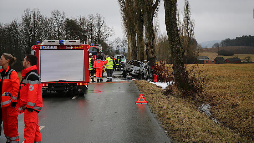 Das Auto ist vollkommen ausgebrannt, der Fahrer tot. Die Feuerwehr konnte nichts mehr für ihn tun.