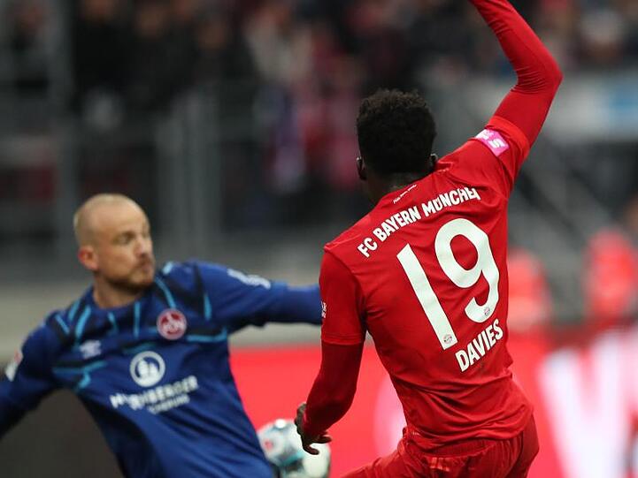 Nürnbergs Torwart Felix Dornebusch und der Münchener Alphonso Davies (l-r.) in Aktion. Foto: Daniel Karmann/dpa