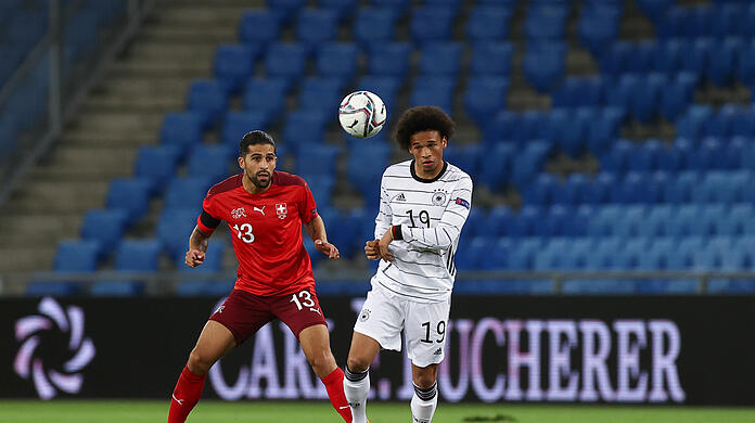 Der Schweizer Ricardo Rodriguez  gegen Leroy Sané (r).