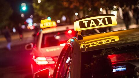 Mitten in der Nacht brennt ein Taxi in Neuhausen ganz plötzlich. (Symbolbild)