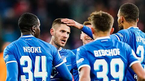 Torschütze Andrej Kramaric (2.v.l.) ließ Hoffenheim spät noch einmal jubeln.