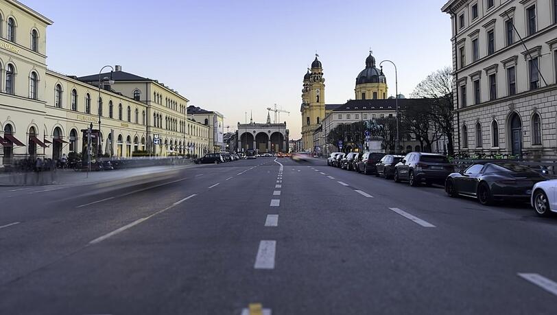 Viele Fahrspuren führen zur Feldherrnhalle am Odeonsplatz. Die Rathaus-Grünen wollen hier mehr Platz für Freischank, Radler und Fußgänger. Viele Fahrspuren führen zur Feldherrnhalle am Odeonsplatz. Die Rathaus-Grünen wollen hier mehr Platz für Freischank, Radler und Fußgänger.