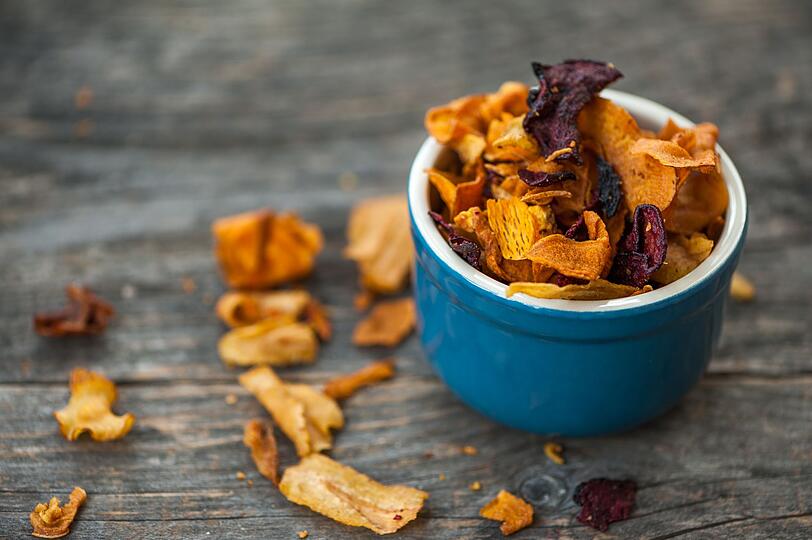 Finger weg von klassischen Chips, lieber kommen Gem&uuml;sechips in die Snack-Schale. Doch sind die wirklich ges&uuml;nder? L&auml;ngst nicht alle Lebensmittel sind so gut wie Sie vielleicht glauben. In der Galerie zeigen wir Ihnen vermeintliche Superfoods und versteckte Kalorienbomben.