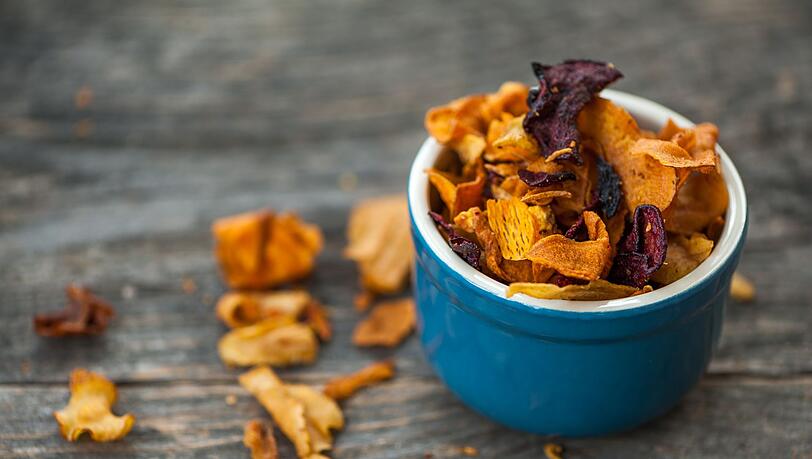 Finger weg von klassischen Chips, lieber kommen Gemüsechips in die Snack-Schale. Doch sind die wirklich gesünder? Längst nicht alle Lebensmittel sind so gut wie Sie vielleicht glauben. In der Galerie zeigen wir Ihnen vermeintliche Superfoods und versteckte Kalorienbomben. Finger weg von klassischen Chips, lieber kommen Gemüsechips in die Snack-Schale. Doch sind die wirklich gesünder? Längst nicht alle Lebensmittel sind so gut wie Sie vielleicht glauben. In der Galerie zeigen wir Ihnen vermeintliche Superfoods und versteckte Kalorienbomben.