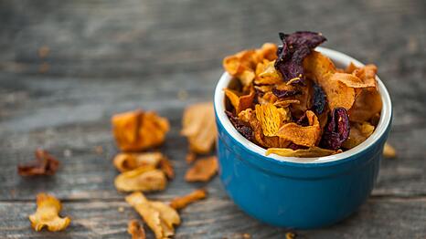 Finger weg von klassischen Chips, lieber kommen Gem&uuml;sechips in die Snack-Schale. Doch sind die wirklich ges&uuml;nder? L&auml;ngst nicht alle Lebensmittel sind so gut wie Sie vielleicht glauben. In der Galerie zeigen wir Ihnen vermeintliche Superfoods und versteckte Kalorienbomben.