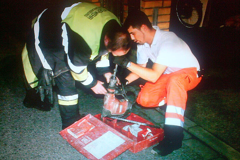 Mit schwerem Gerät befreit die Feuerwehr in Waldkraiburg im Landkreis Mühldorf am Inn einen schwergewichtigen Mann: Durch ein Vakuum ist er in seiner Wanne festgesteckt.