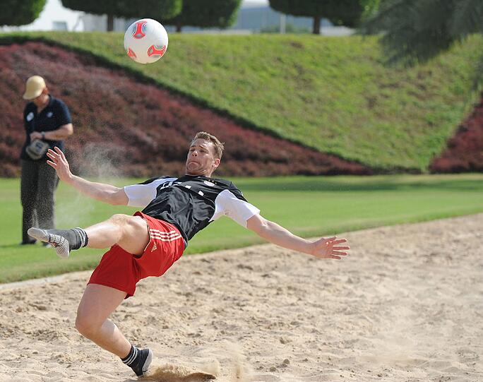 Neuer legt sich in seinem Sandkasten richtig ins Zeug.