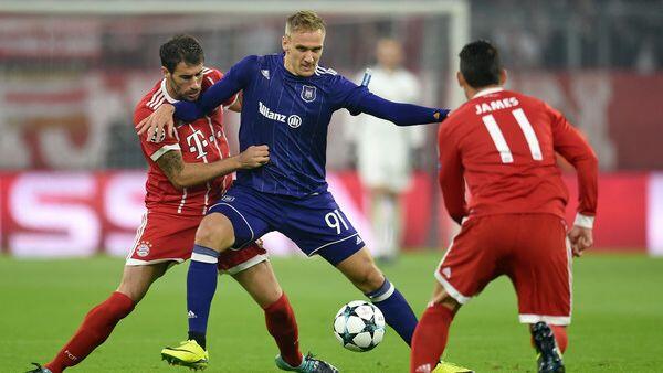 Bayerns Javi Martínez im Zweikampf mit Anderlechts Lukasz Teodorczyk.