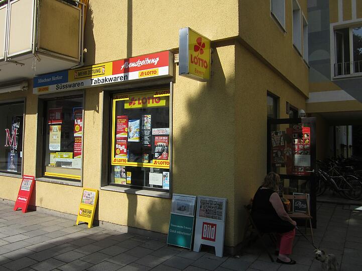 In Monis Lottoladen am Steubenplatz 3 gibt es am Freitag Kaffee, Butterbrezn und die aktuelle AZ gratis.