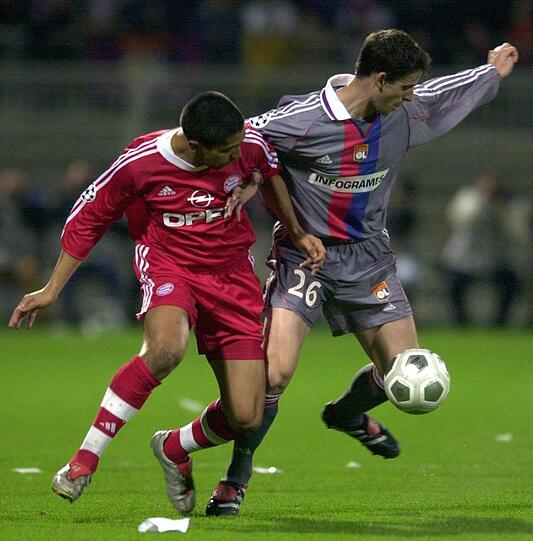 Die "Uwe-Seeler-Traditionsmannschaft" verlor im März 2001 mit 0:3 gegen Lyon: Bayerns Giovane Elber (l) im Duell mit Jeremie Brechet von Olympique.