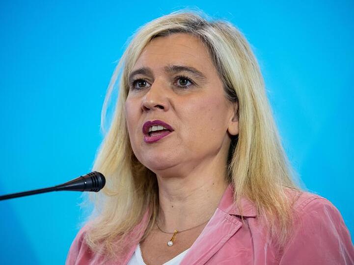 Melanie Huml gibt ein Statement ab. Foto: Sven Hoppe/dpa/Archivbild