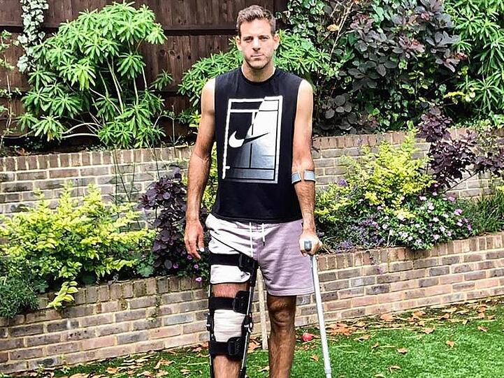 Fällt länger aus: Juan Martin del Potro stützt sich auf eine Gehhilfe. Sein Knie ist bandagiert.