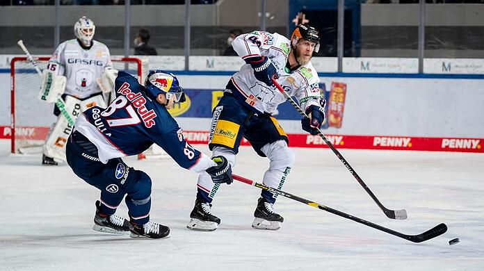 Der Meister setzt sich durch: Verteidiger Nicholas B. Jensen (rechts)besiegt mit Berlin den EHC um Philip Gogulla.