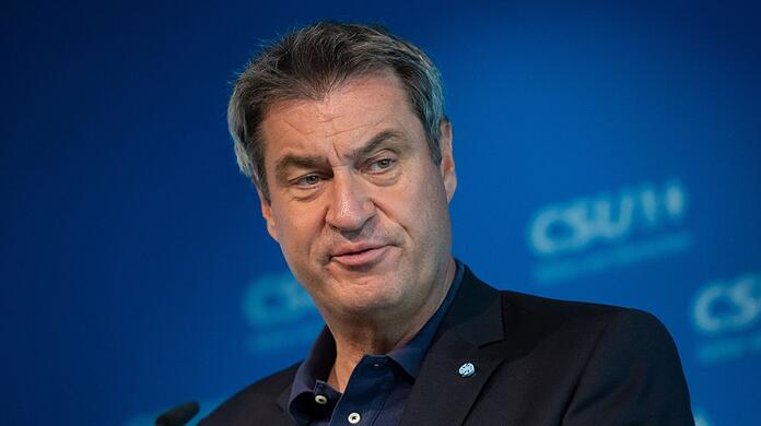 Markus Söder nimmt in der Parteizentrale an einer Pressekonferenz teil.