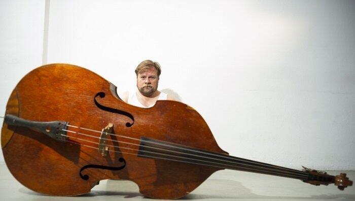 Klassiker: Michael Grimm als Kontrabassist in Patrick Süskinds „Der Kontrabass“ im Hofspielhaus. Klassiker: Michael Grimm als Kontrabassist in Patrick Süskinds „Der Kontrabass“ im Hofspielhaus.