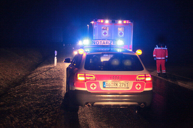 Auf spiegelglatter Fahrbahn hat sich am Sonntagmorgen bei Altötting ein Pkw überschlagen. Zwei Personen wurden dabei leicht verletzt. Die Bilder.