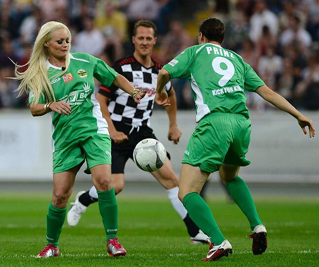 Daniela Katzenberger auf dem Fußballplatz? Das passt bei vielen nicht ins Bild - dennoch machte die Soap-Queen in Frankfurt beim Benefizturnier des Formel 1-Teams "Nazionale Piloti" eine gute Figur am Ball. Mit dabei waren neben den Motorsport-Stars um Michael Schumacher und Sebastian Vettel auch zahlreiche weitere Promis wie Elton, Tim Bendzko, Sven Hannawald, Mark Keller, Birgit Prinz, Giovanni Zarella auf dem Platz unterwegs. Sehen Sie hier die besten Bilder.