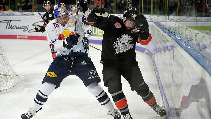 Aus dem Gleichgewicht geraten: Der EHC mit Derek Joslin (l.) kassiert in Nürnberg eine bittere Pleite
