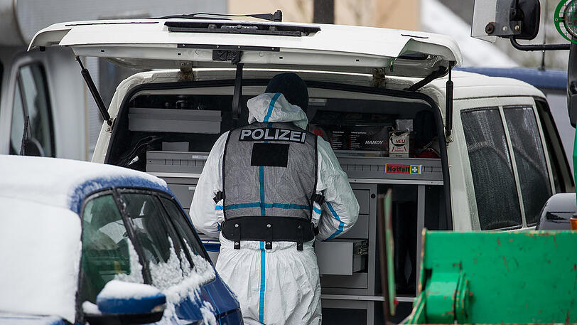 Einsatzkräfte der Polizei am Anwesen der vermissten Ehepaars in Schnaittach.