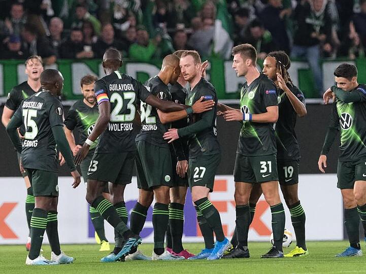 Die Wolfsburger bejubeln das Tor zum 1:0 gegen den FC Oleksandriya.