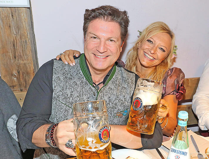 Er findet es richtig, dass die Wiesn ausfällt: Francis Fulton-Smith mit Lebensgefährtin Claudia Hillmeier (in der Käfer-Schänke).