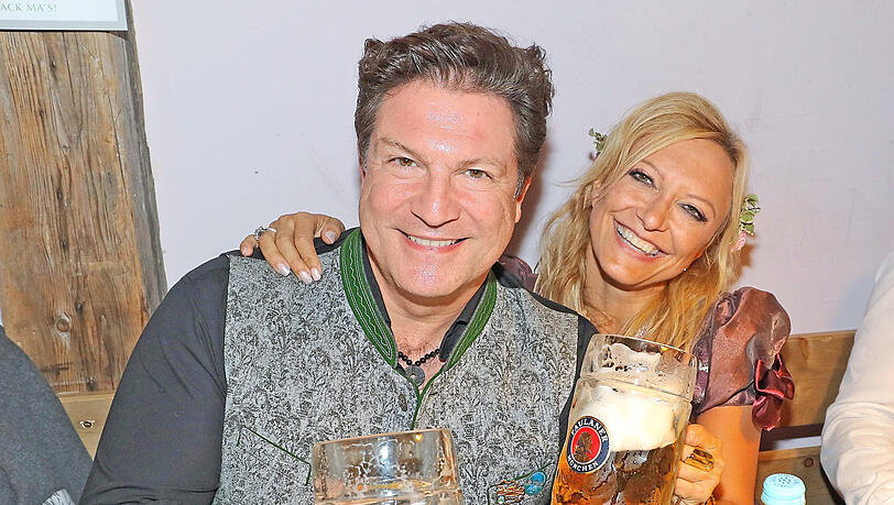 Er findet es richtig, dass die Wiesn ausfällt: Francis Fulton-Smith mit Lebensgefährtin Claudia Hillmeier (in der Käfer-Schänke).