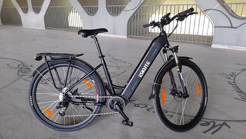 Ein angenehmer Begleiter für den Fahrrad-Alltag: das E-Citybike Eskute Polluno Pro. Ein angenehmer Begleiter für den Fahrrad-Alltag: das E-Citybike Eskute Polluno Pro.