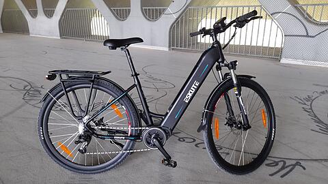 Ein angenehmer Begleiter für den Fahrrad-Alltag: das E-Citybike Eskute Polluno Pro.
