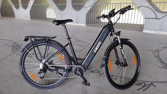 Ein angenehmer Begleiter für den Fahrrad-Alltag: das E-Citybike Eskute Polluno Pro.