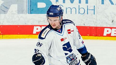 Jason Akeson jubelt.