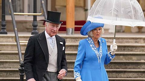 König Charles III. mit seiner Ehefrau, Queen Consort Camilla, auf einer der Gartenpartys im vergangenen Jahr.