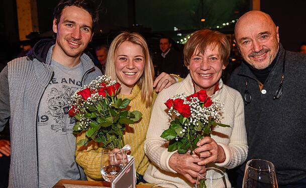 Felix Neureuther (l.) und Ehefrau Miriam (2.v.l.) haben vier gemeinsame Kinder. Hier sieht man sie mit Rosi Mittermaier und Christian Neureuther.