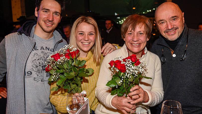 Felix Neureuther (l.) und Ehefrau Miriam (2.v.l.) haben vier gemeinsame Kinder. Hier sieht man sie mit Rosi Mittermaier und Christian Neureuther.