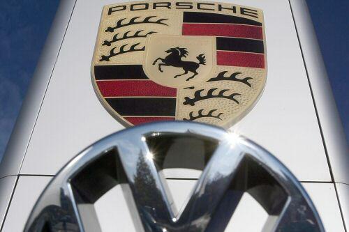 Logos von Porsche und VW