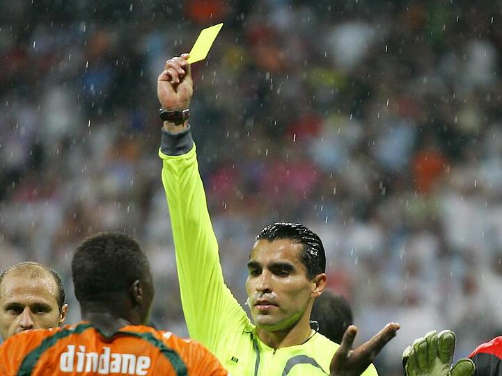 Schiedsrichter Marco Rodriguez (m) zieht bei der WM 2006 eine Gelbe Karte.