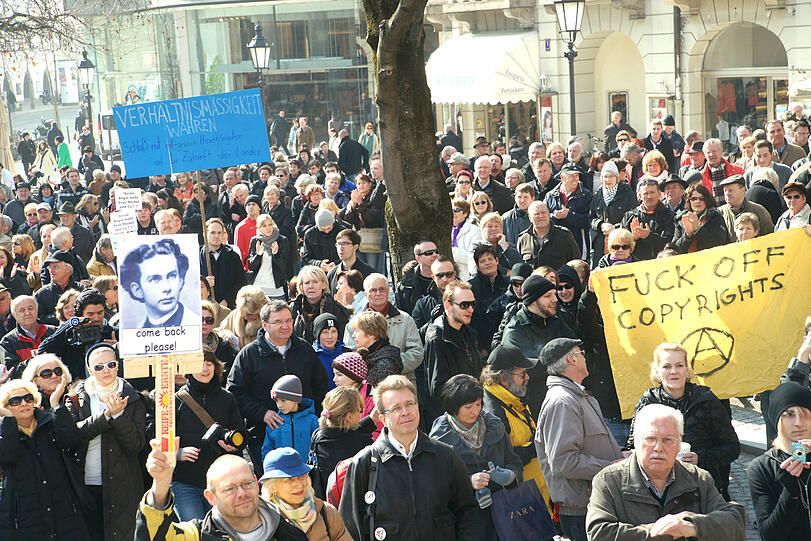 In München haben sich laut Veranstalter 500 Menschen eingefunden, die Polizei spricht von 300 Demonstranten.