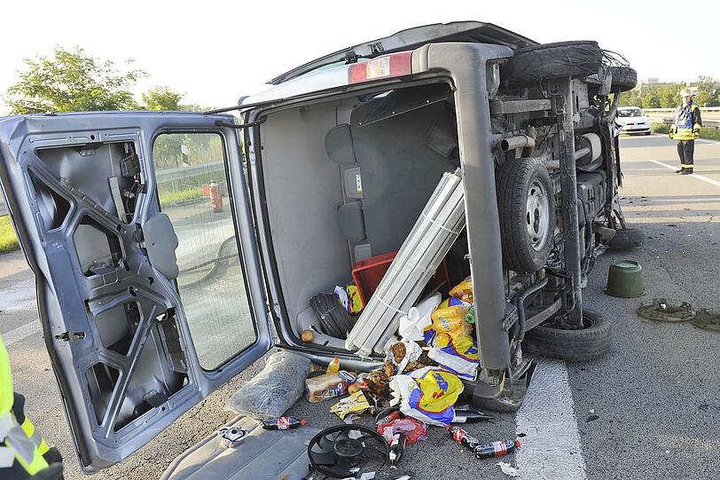 Wegen eines geplatzten Reifens verlor der Fahrer eines Kleinbusses auf der A8 bei Perlach die Kontrolle über sein Fahrzeug.