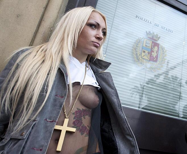 Nacktprotest: Mit blanker Brust zieht die Frauen-Aktionsgruppe FEMEN wieder in den Kampf gegen Prostitution - und setzt dabei die Waffen der Frauen ein. Die Bilder aus Zürich