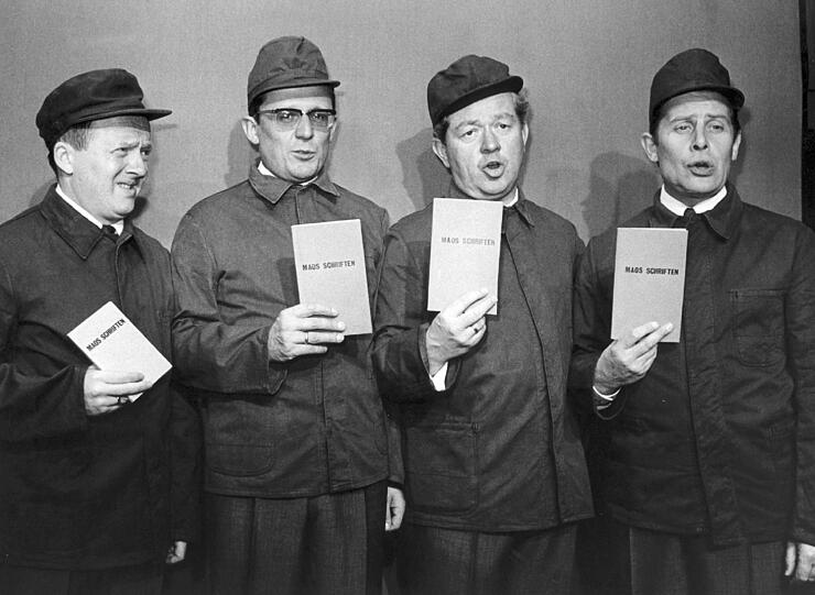 Kult-Bilder! Die Münchner Lach-und Schießgesellschaft mit ihrem neuem Programm "Kleider machen Leute" am 06.04.1967. (L-r): Hans J. Diedrich, Dieter Hildebrandt, Klaus Havenstein und Jürgen Scheller.